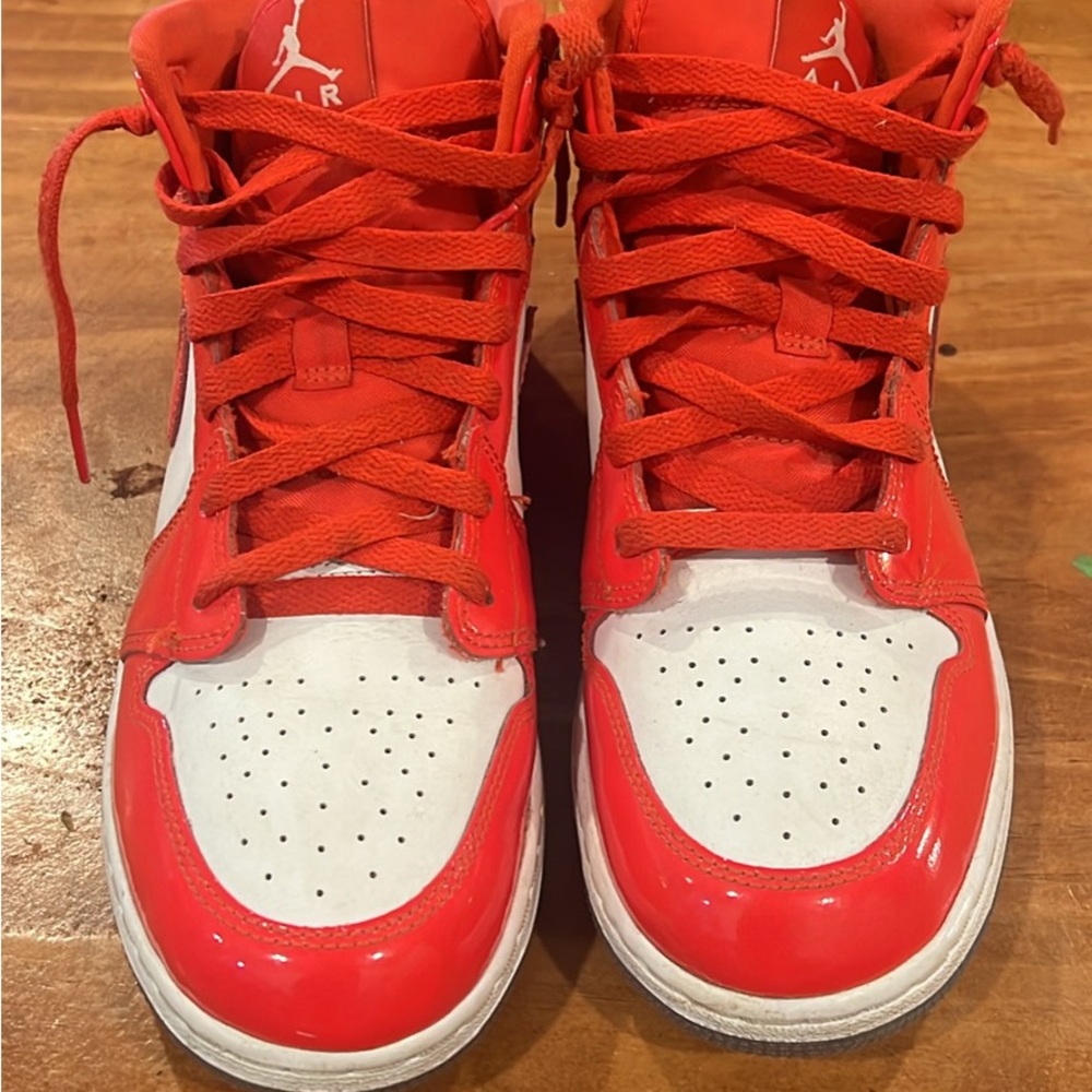 EUC Jordan’s sz 7 Red and White Sneakers